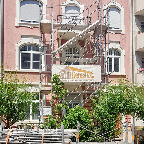 Fassadengerüst für Balkonsanierung an Altbau in Basel